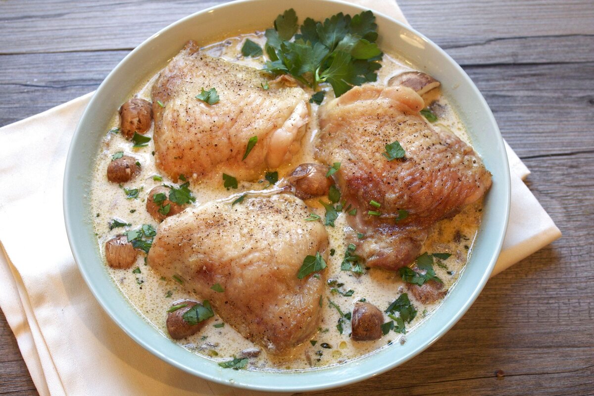 Кура в соусе. Куриные бёдрышки в сметанном соусе. Курица приготовленная. Курица с грибами. Птица тушеная в соусе.
