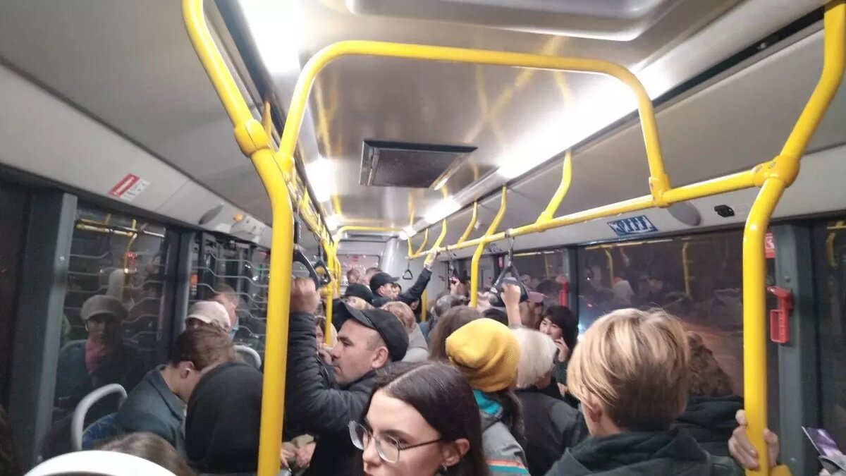     Однако, дополнительные автобусы все-таки выделили. Жители микрорайона жаловались на то, что с каждым годом выехать из Инорса становится сложнее.