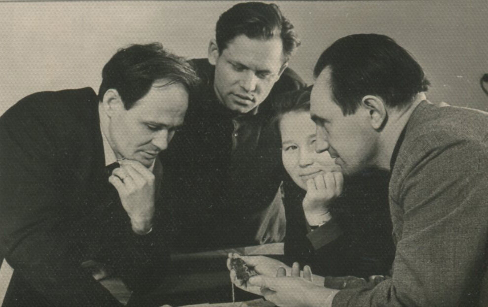Фотография. Л.Ф. Устьянцев, В.М. Храмцов, Н.А. Кашина (Стаценко), Б.А. Гладков за обсуждением ювелирного изделия