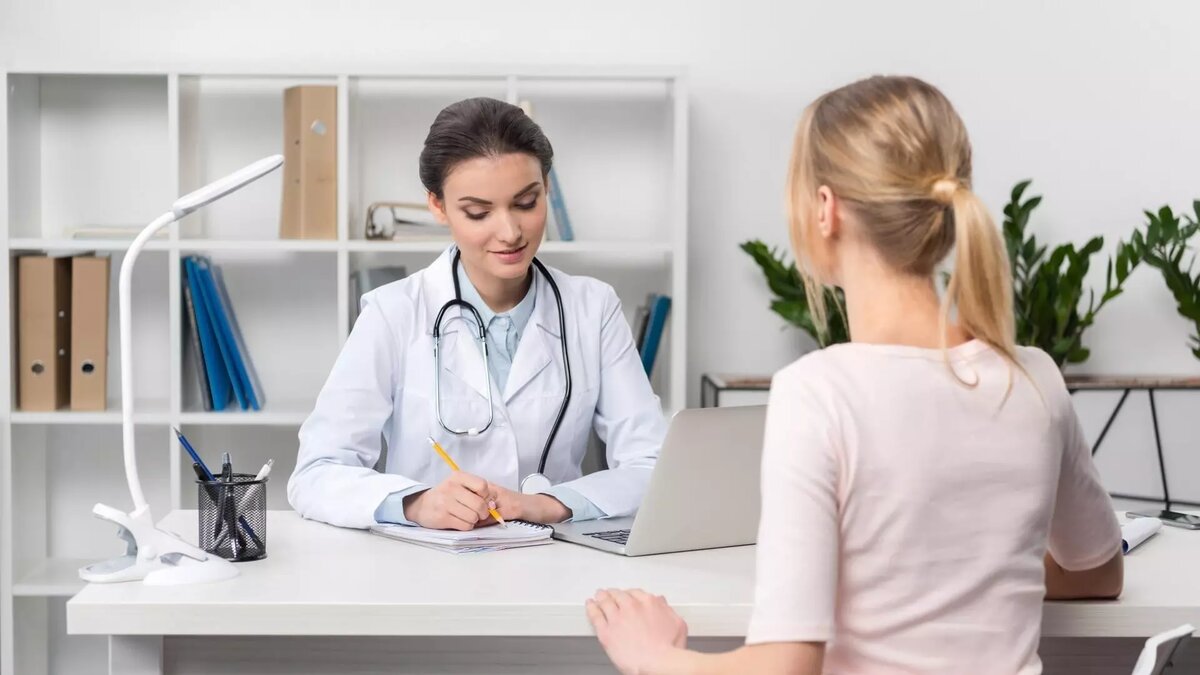     В московских поликлиниках вводят новый стандарт приема пациентов: теперь их и врачей будут прослушивать. Такой приказ выпустил Департамент здравоохранения Москвы. В Московской области такие правила уже начали действовать.