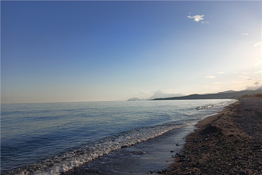 Я жил в апарт-отеле в двадцати минутах езды от моря. Дойти до него можно было за час