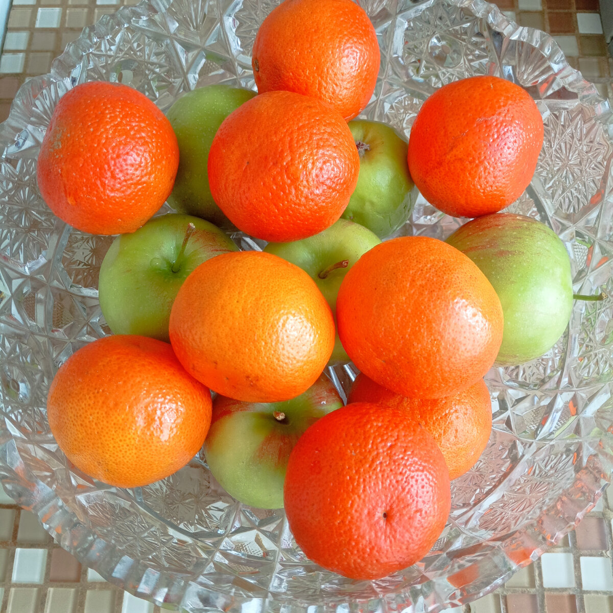 Сегодня купила фрукты, такие яркие, солнечные мандарины. 