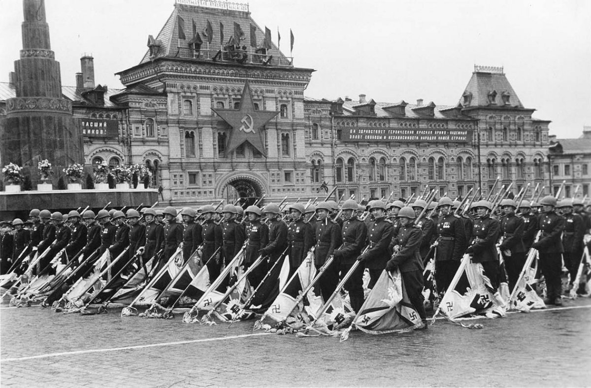 Парад победы 1945 года фото Служебный пёс на шинели И.В.Сталина, перчатки солдат и дргуие легенды парада Поб