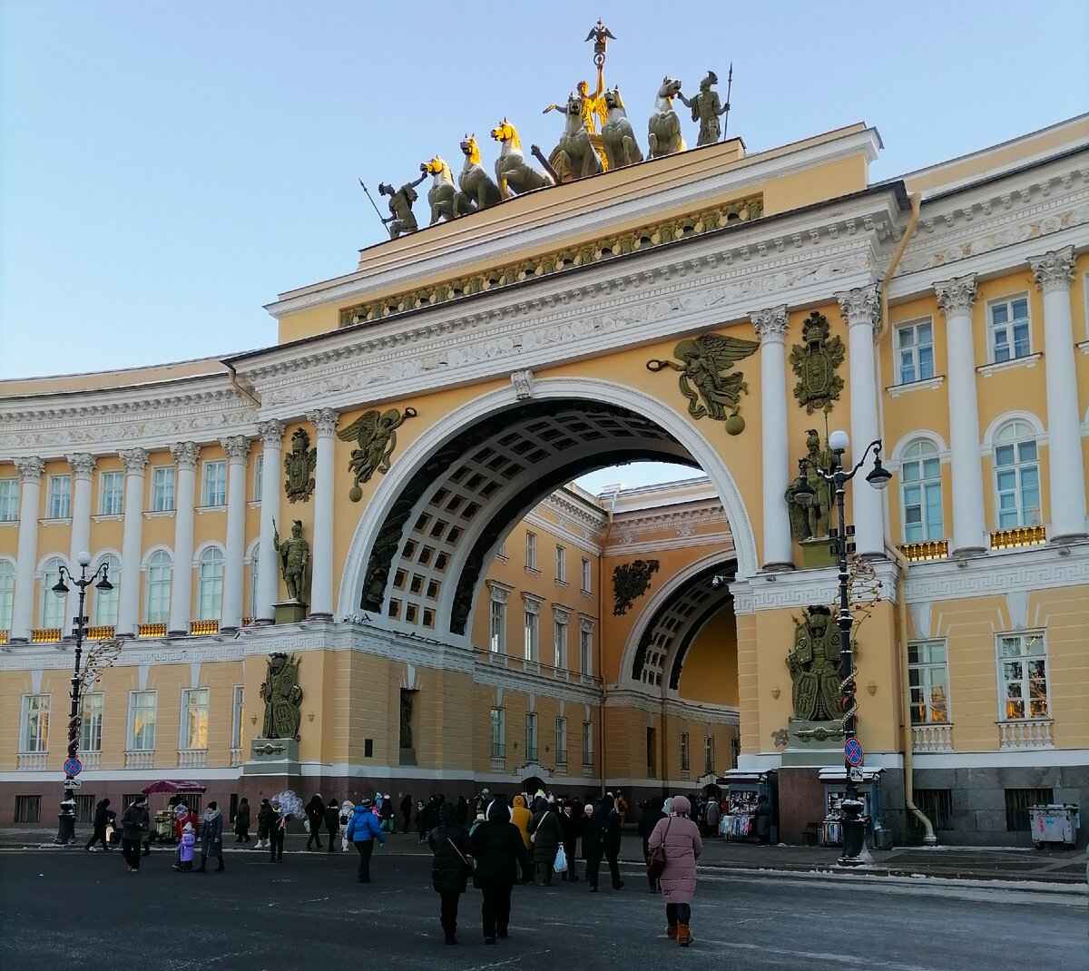 Что лучше - Москва или Санкт-Петербург | ИСКРА | Дзен