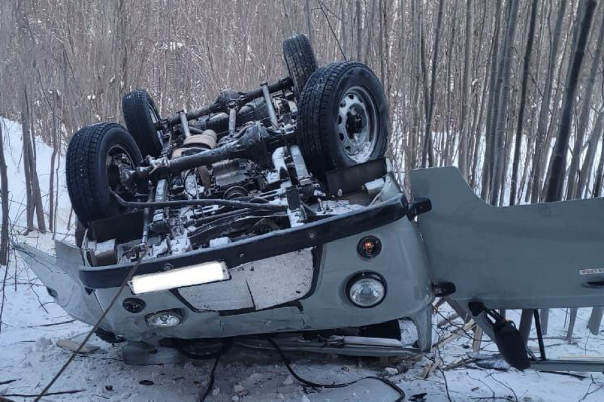    В Хабаровском крае «буханка» упала с моста на лёд, водитель погиб на месте