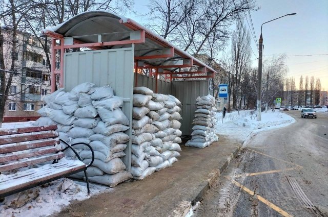    Зачем в Белгороде остановки укрепляют мешками с песком и бетонными плитами?