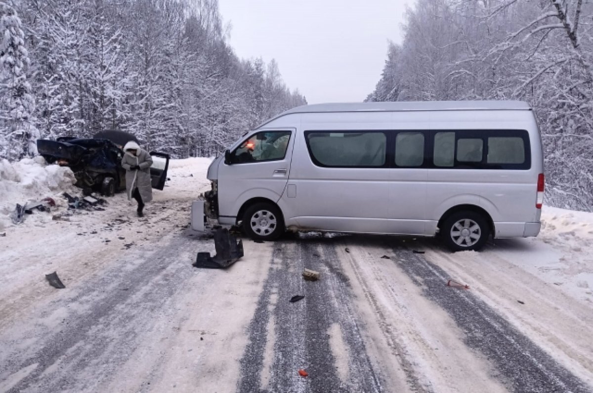    Автомобиль столкнулся с микроавтобусом Toyota,