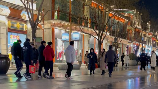 Китайские туристы. Реальная жизнь в пекине. Современный китай. Китаец на велосипеде. Китай улицы пекина ночью.