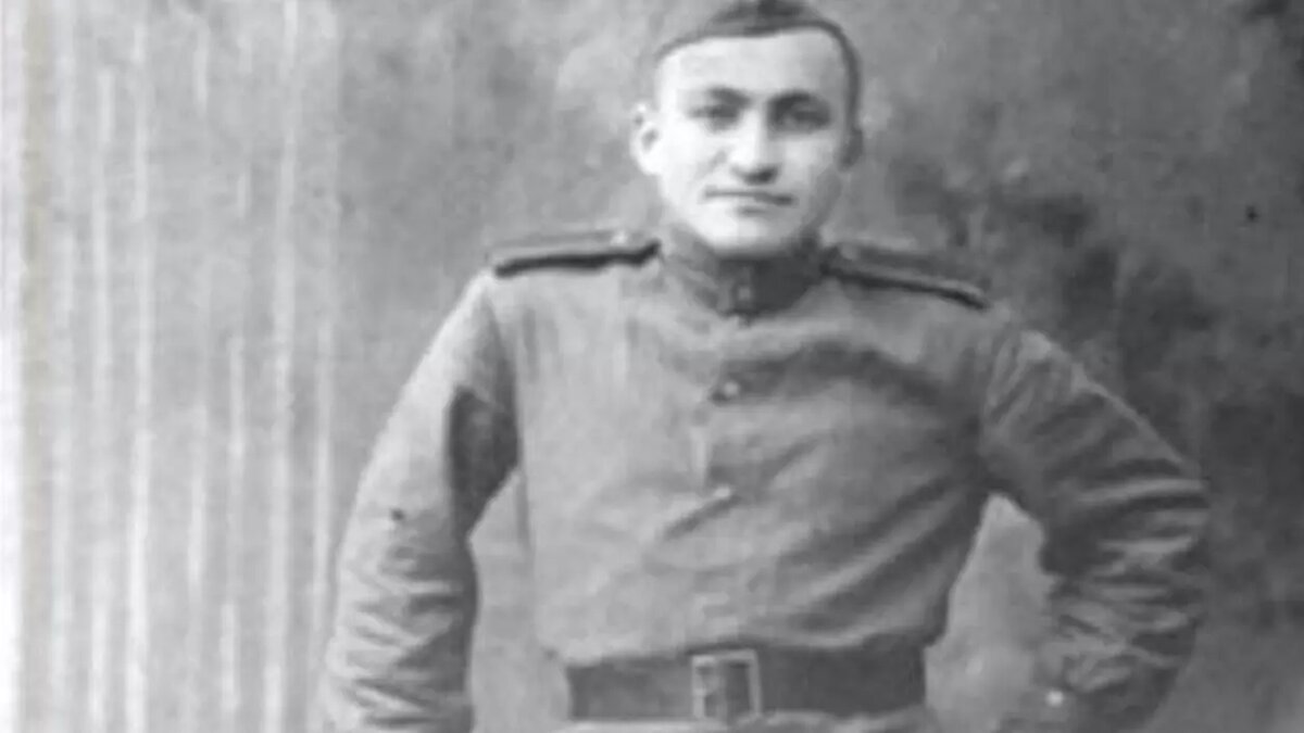     Столетний юбилей отмечает в пятницу, 12 января, заслуженный ветеран Арсентий Кириллович Ивашкин из деревни Яган-Докья Малопургинского района. В годы Великой Отечественной войны он сначала трудился на оборонном заводе, а потом ушел на фронт.