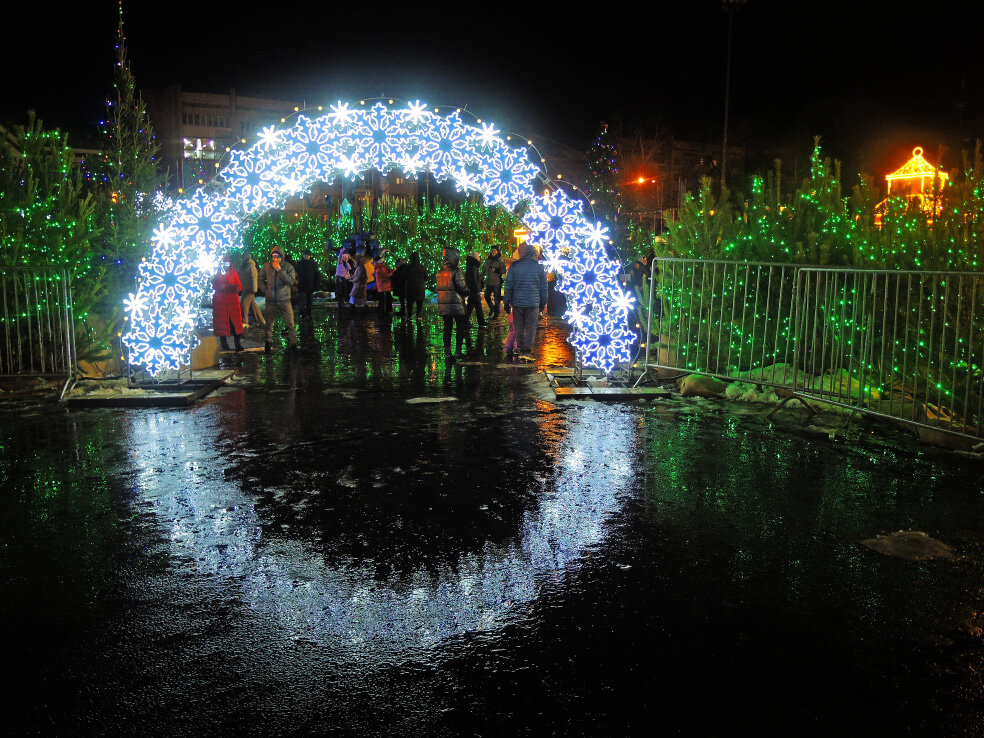 Красная площадь в новогоднюю ночь как попасть. Красная площадь в нг толпа людей. Празднование нового года в россии на красной площади. Манежная площадь москва 2021. Красная площадь москва елка 2022 год.