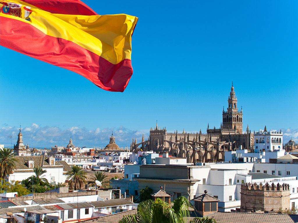 Испания достопримечательности с флагом. Флаги городов Испании. Фон Испания город. Современная Испания.