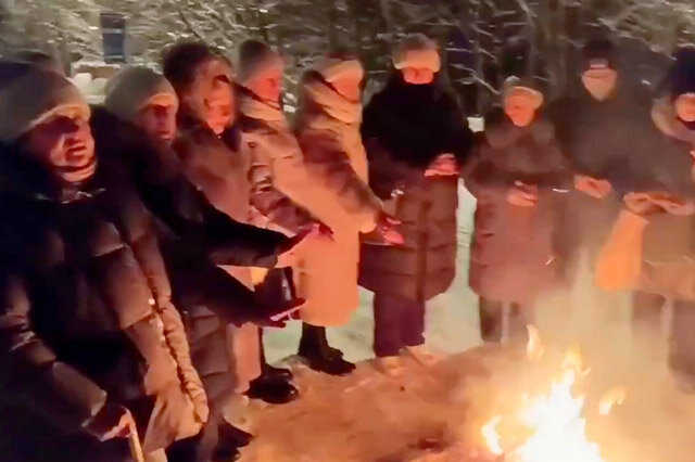 Жители одного из городов-спутников Москвы греются у костра во дворах своих многоэтажек, на фоне аварии с отоплением в их домах. Январь 2024 года (кадр из открытых источников)