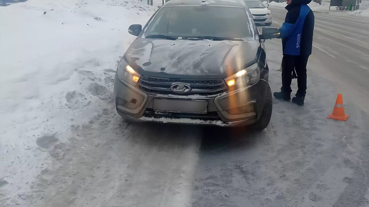     Накануне, примерно в 13 часов, произошло ДТП на улице Сабуров в Ижевске. Водитель автомобиля «Лада Веста», молодой человек 28 лет, сбил десятилетнюю девочку, которая переходила дорогу по нерегулируемому пешеходному переходу, напротив дома №29.