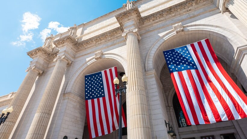    Флаги США ©Andy Feliciotti Unsplash.com