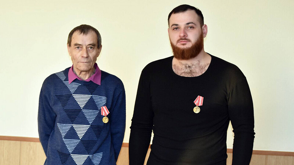 На фото: Александр Ливадный (слева) и Арутюн Элбакян на церемонии вручения медалей «За спасение на пожаре»