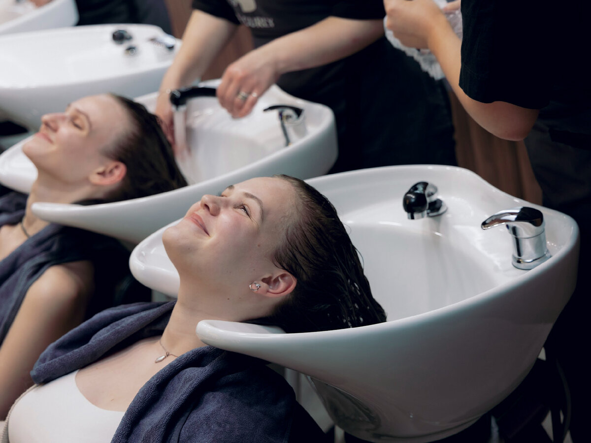 Мастера ICE CURLY дарят гостям красивые прически и положительные эмоции.