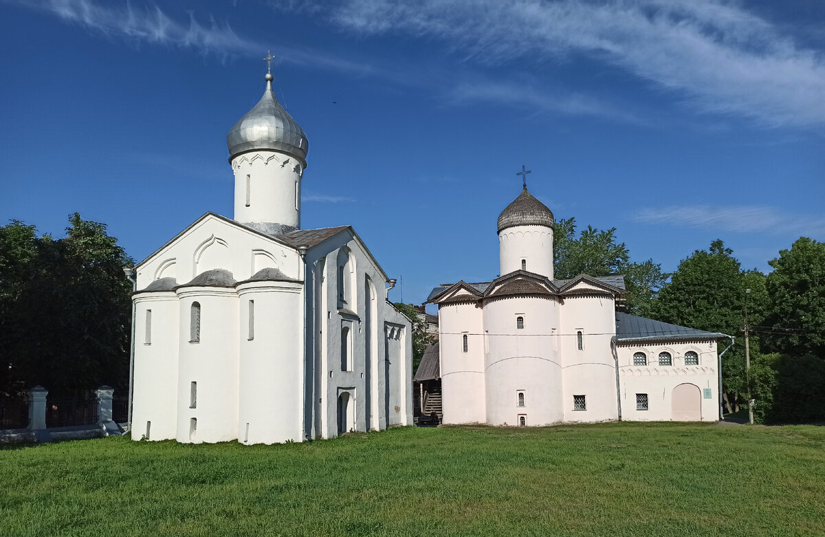 Вид с восточной стороны: церковь Прокопия (слева) и церковь Жён-Мироносиц (справа)