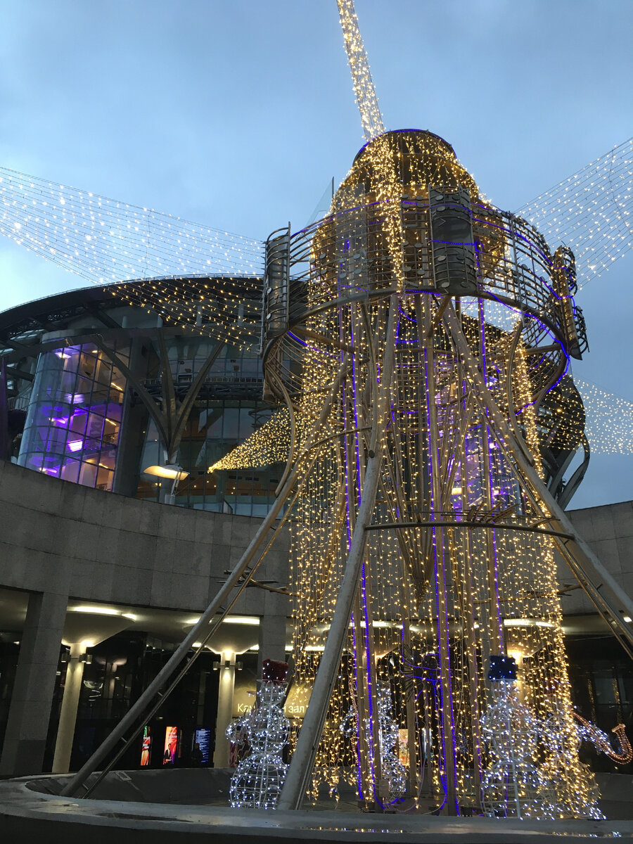 У Театрального зала Дома музыки