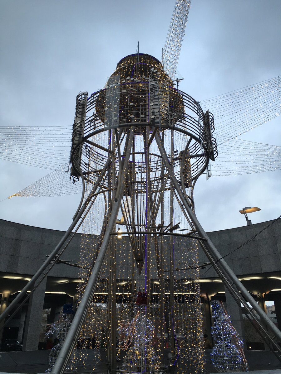 У Театрального зала Дома музыки