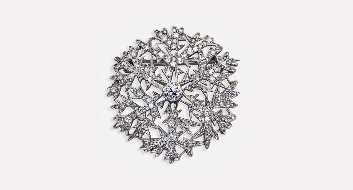 Брошь в виде снежинки по дизайну Альмы Пиль (листайте галерею)