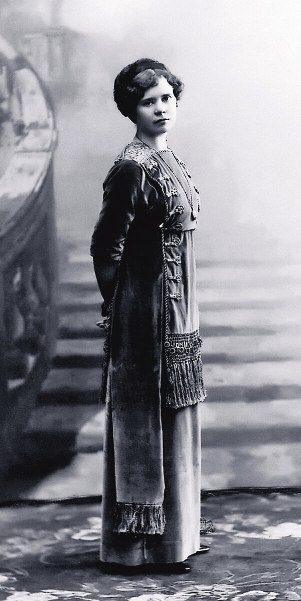 Альма Пиль. Семья девушки была тесно связана с домом Фаберже. Её отец, Оскар Пиль, в течение 10 лет являлся главным мастером московского отделения фирмы Фаберже, а её дядя, Альберт Августович Хольмстрём, возглавлял отделение фирмы в Санкт-Петербурге. Именно он взял на работу талантливую племянницу и, я уверена, ни разу не пожалел о своём решении