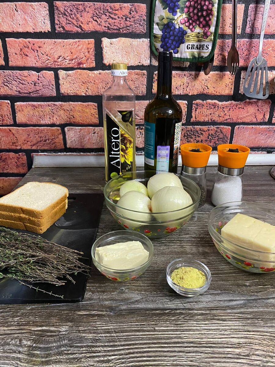 Луковый суп – классический французский суп. Легенда гласит, что луковый суп впервые приготовил Людовик XV. Как-то ночью он захотел есть, но в его охотничьем домике не оказалось никаких продуктов, кроме лука, масла и шампанского. Король смешал все эти ингредиенты, и получился оригинальный луковый суп. Сегодня луковый суп готовят на основе мясного, куриного или овощного бульона. Своим богатым ароматом суп обязан пассированному луку.