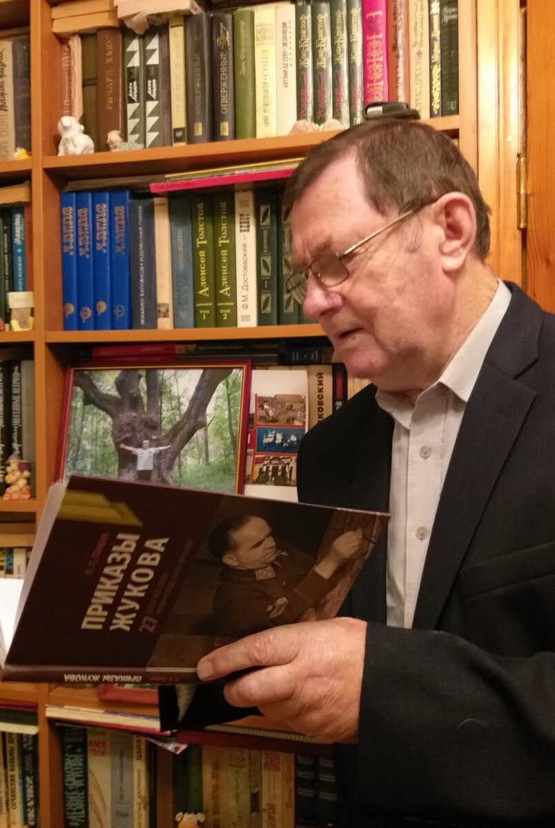 Автор Пётр Лаврук с экземпляром книги