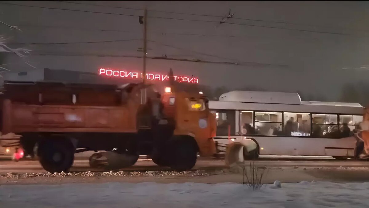     В Ростове коммунальные службы в круглосуточном режиме убирают последствия снегопада, видео с улиц города поделился глава администрации Алексей Логвиненко.