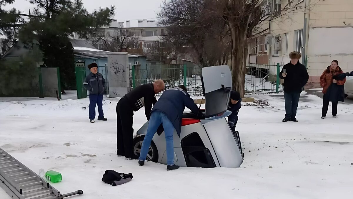 Видео дня: в Азове машина провалилась буквально сквозь землю | НОВЫЕ  ИЗВЕСТИЯ | Дзен