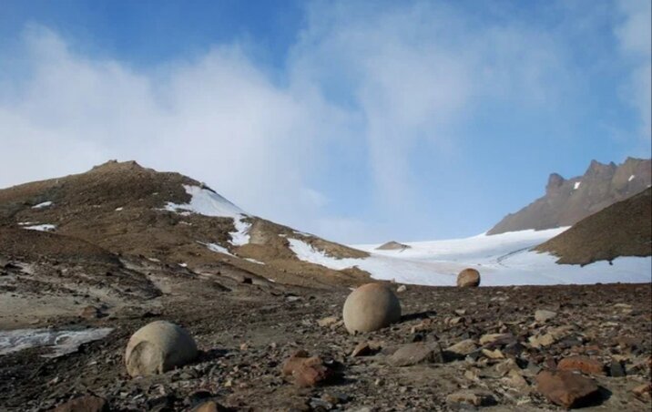 Абсолютная высота над уровнем моря. Самая высокая точка в мире над уровнем моря. Камень замри гора. Высшая точка над уровнем моря. Высота горы джомолунгма в метрах.