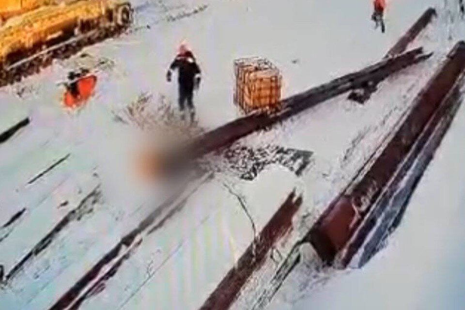 Люди на стройке. Бригада бетонщиков. Парни на стройке. Мигранты на стройке. Строители в россии.