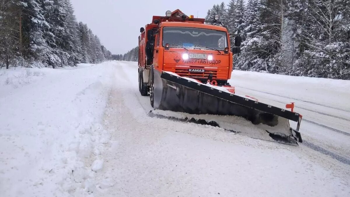     Руководитель миндортранса Удмуртии Алексей Горбачев рассказал о том, как дорожные службы очищают от снега дороги и тротуары.