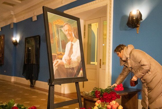    Цветы в память о художественном руководителе Малого театра Юрии Соломине