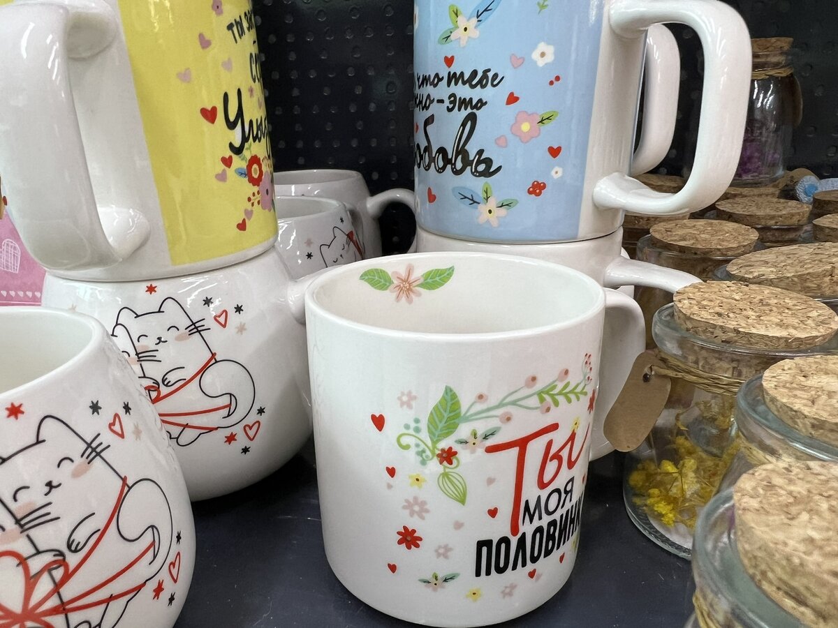 Ихний и евоный прикол. Ленивец из ледникового периода мем. Рыжий кот в гирлянде. Последний понедельник живёшьаниме. Зато мило.