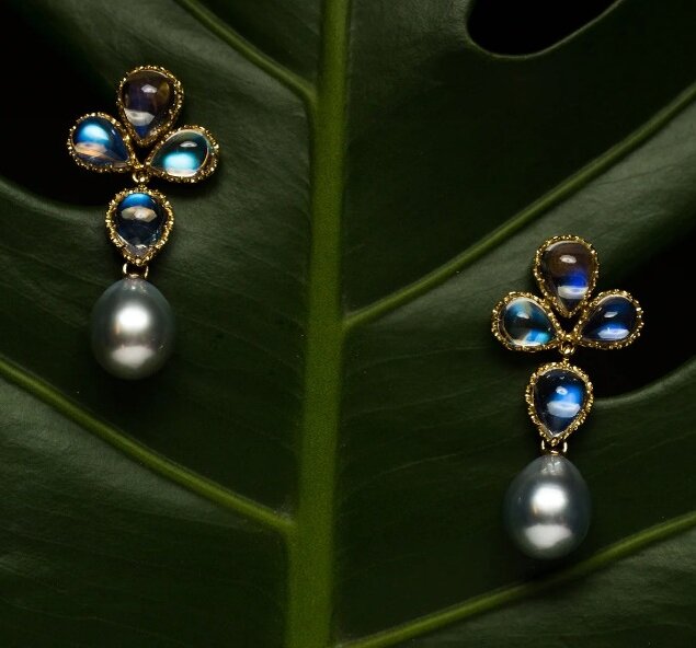 Серьги. Золото, лунный камень, таитянский жемчуг