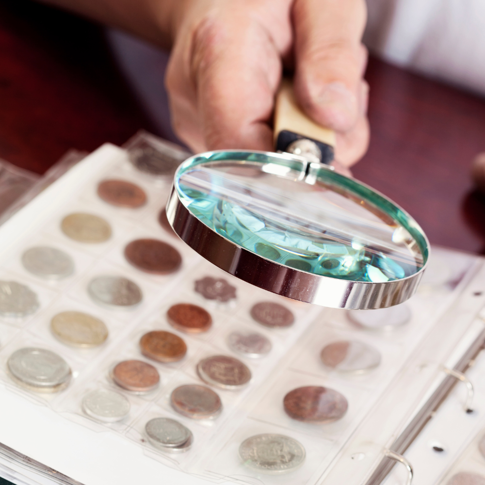 Три общих правила для любой коллекции. Для настоящего нумизмата вопрос хранения коллекции является одним из первоочередных. Ведь состояние монет прямо влияет на их стоимость.

Отпечатки пальцев практически не выводятся с зеркальной поверхности экземпляров proof, а идеальный золотой червонец, упавший на пол, может легко потерять в цене 5–10%. Да и более «простые» монеты от небрежного хранения в общей кучке или пакете быстро покрываются царапинами и загрязнениями, чем снижают свою привлекательность.