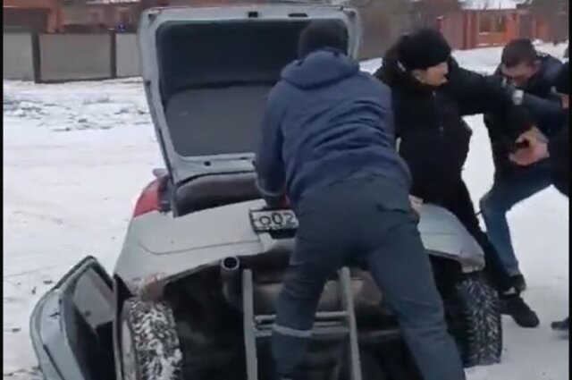    Процесс спасательной операции. Фото: Скриншот/ ГКУ РО «Ростовская областная поисково-спасательная служба во внутренних водах и территориальном море РФ»