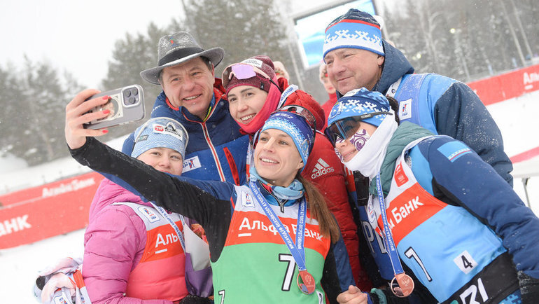    Битлонистки с тренерским штабом после гонки.СБР