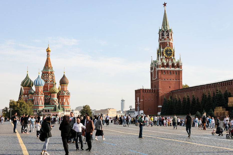 Россия. Москва. Вид на Спасскую башню и храм Василия Блаженного на Красной площади. Фото: Сергей Карпухин/ТАСС