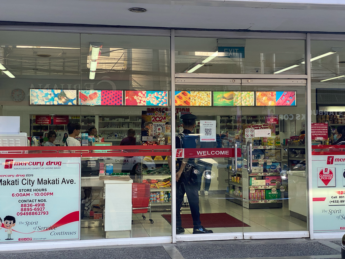 разрешение на заселение ребенка в гостиницу. люди на ресепшене в отеле. заселение в отель с детьми. заселение в отель несовершеннолетних. проживание несовершеннолетних в гостинице.