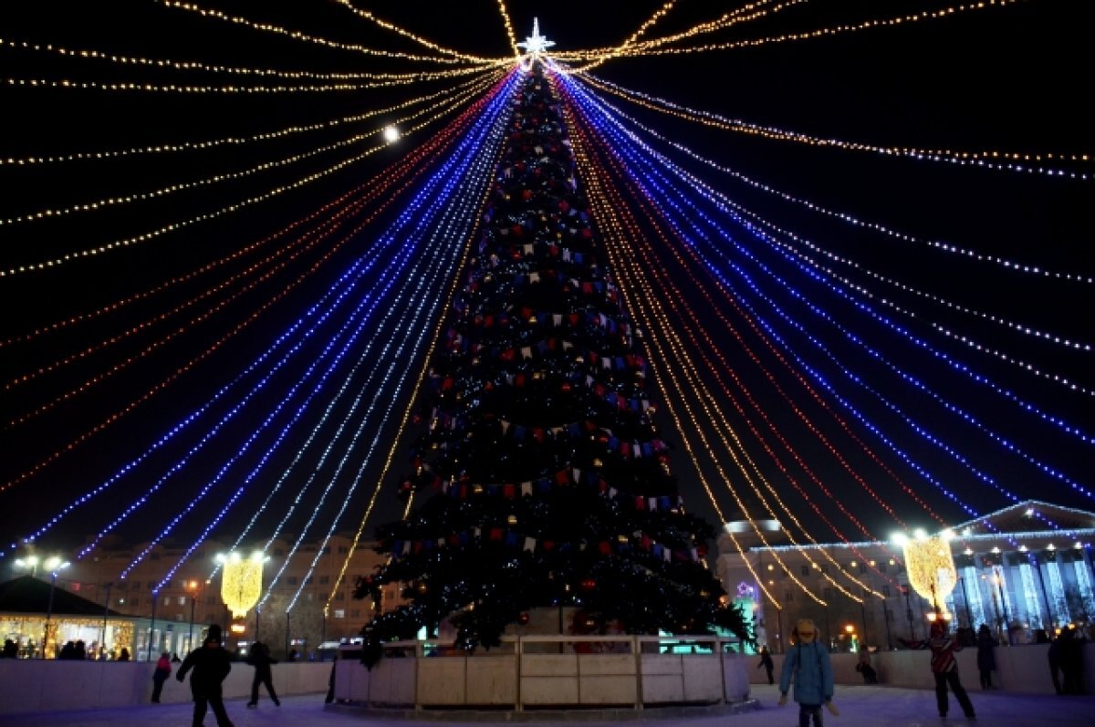    На охрану площадей и ледовых городков полиция направила около сотни своих сотрудников.