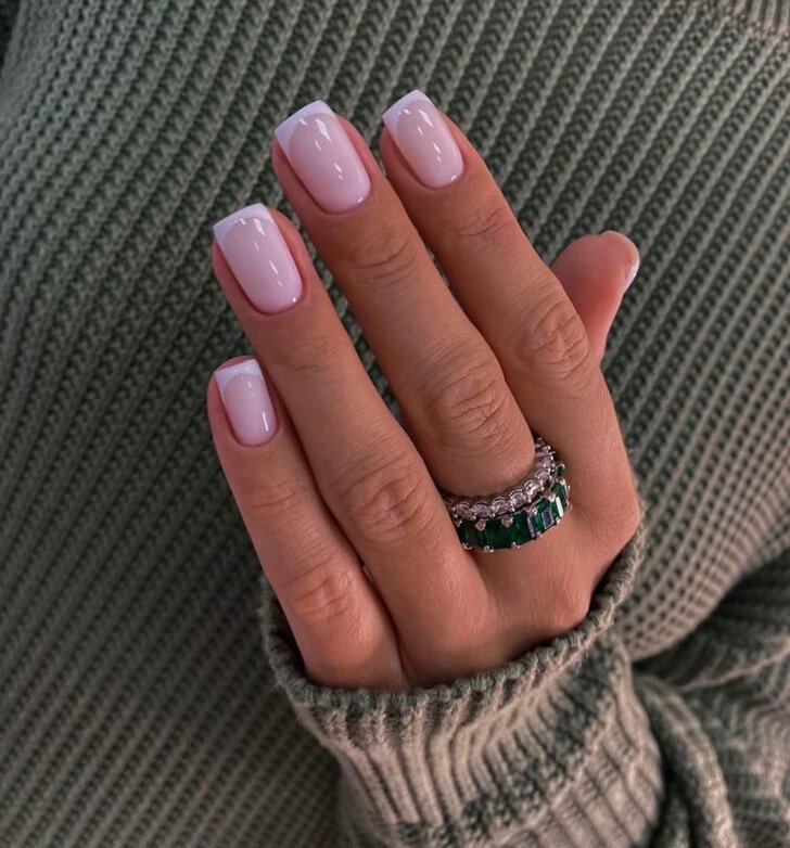 Квадратные ногти. Маникюр на квадратную форму. Маникюр 2022 весна квадратные нюдовые. Маникюр кварц на короткие квадратные ногти. Ногти 2023 новинки мягкий квадрат.