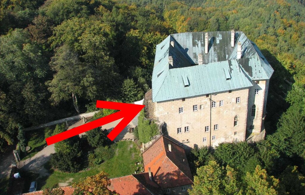Сам Гитлер проявлял интерес к тайнам этого замка, бойницы которого обращены НЕ НА врагов, а во внутренний двор. Гоуска - в чем его мистика?
