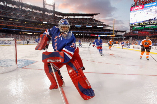 Дэн Блэкбёрн в составе Рейнджерс в составе бывших игроков Рейнджерс в игре против бывших игроков Филадельфии.