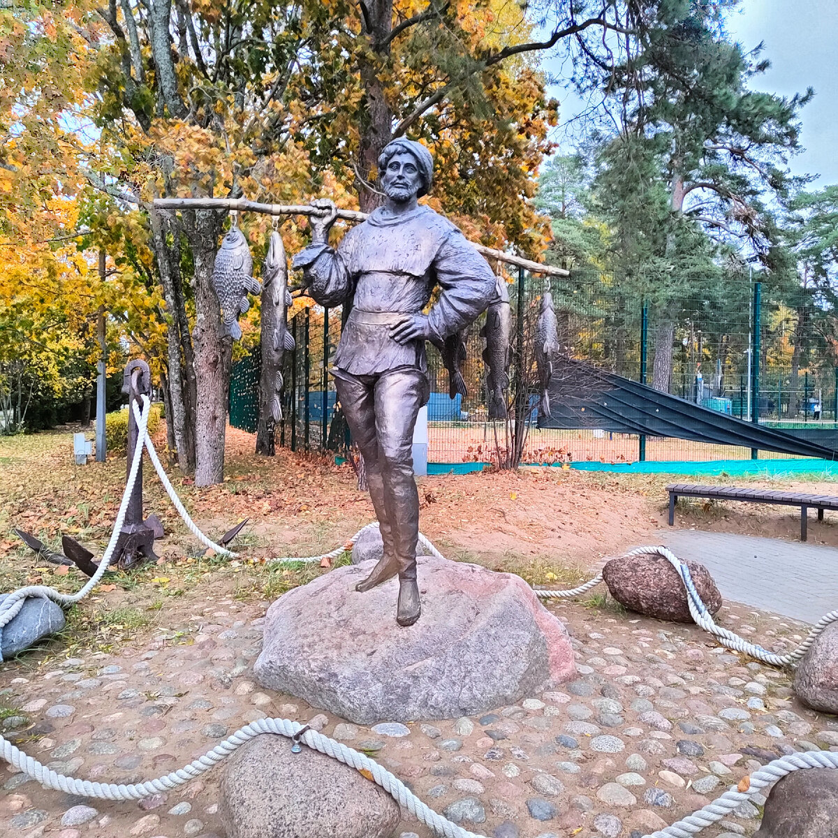 Памятник Рыбаку. Памятники Зеленогорска