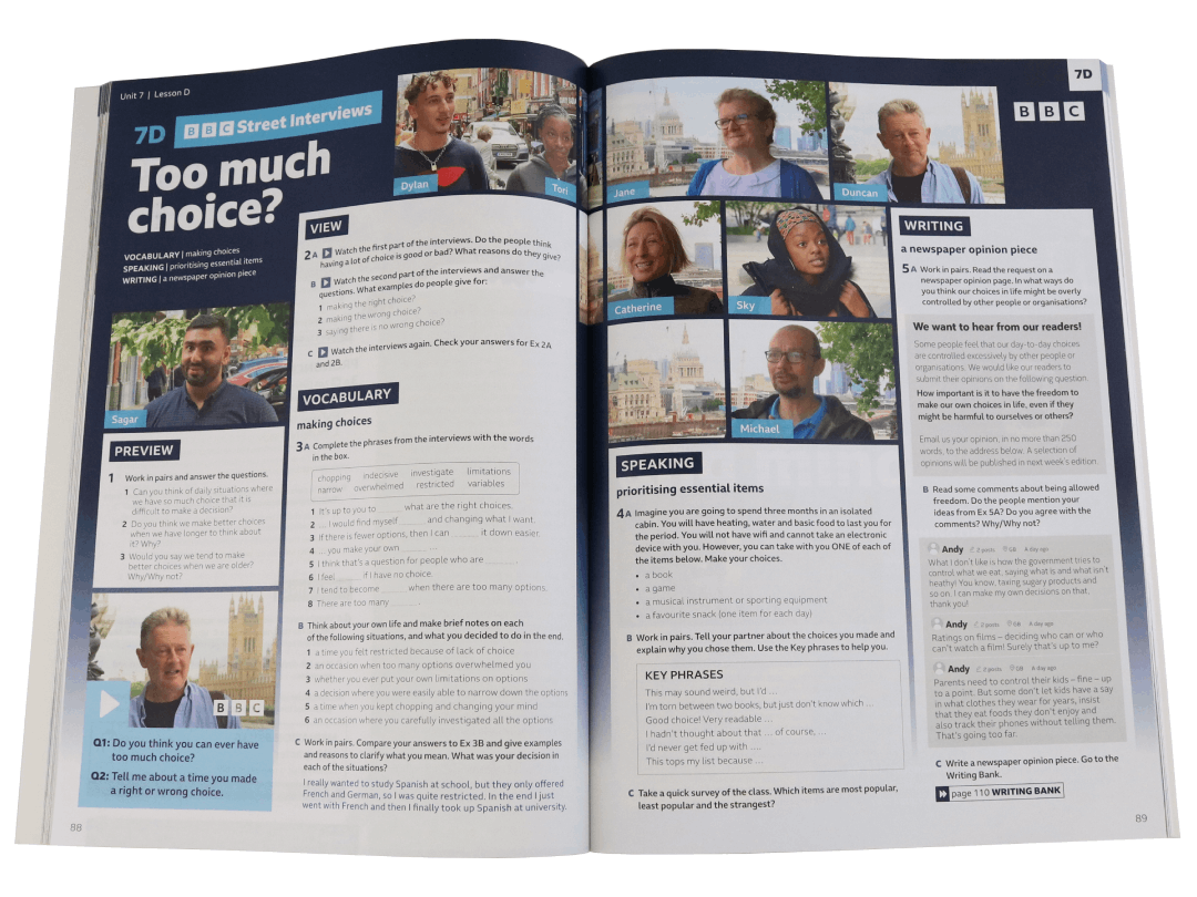 Компьютерный класс с учениками. Педагог за компьютером. Преподаватель иностранного языка. Современный методист. Группа студентов и учитель.