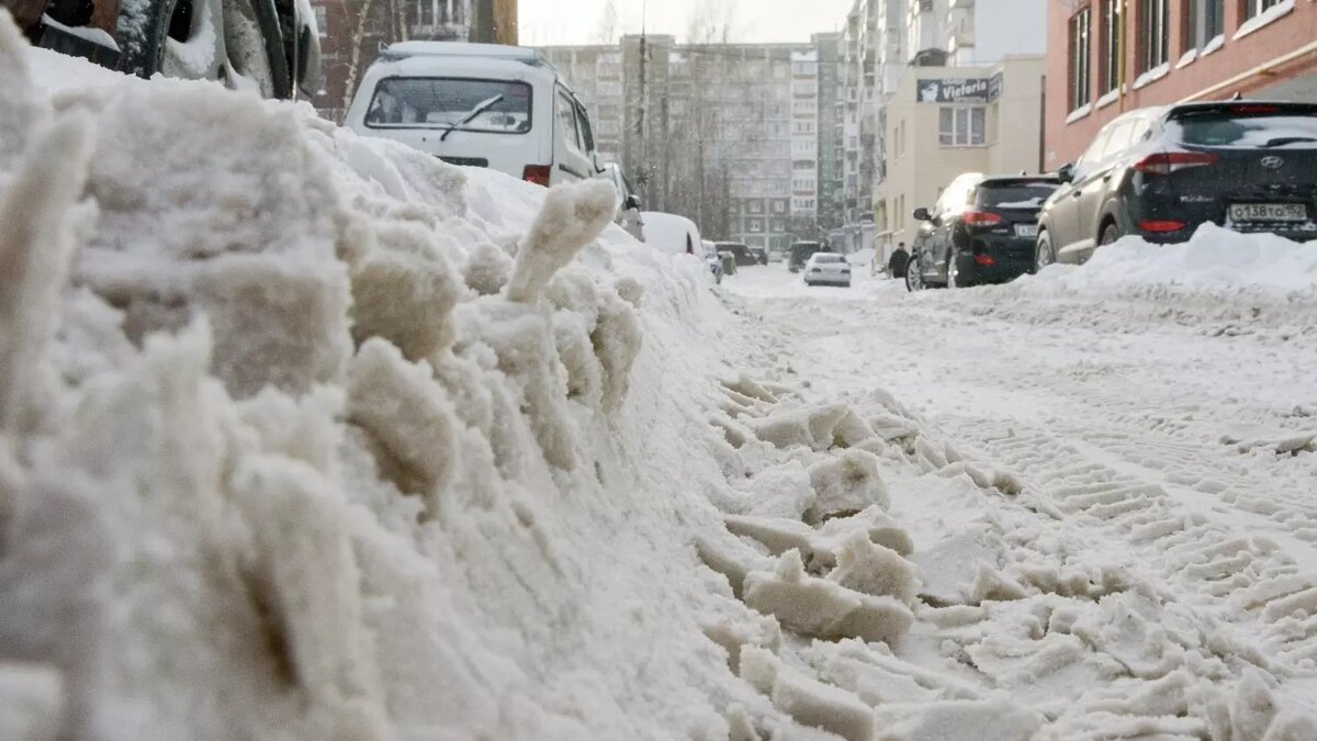     806 административных производств уже возбудили в Нижнем Новгороде этой зимой из-за неудовлетворительной уборки снега. ДУКам и подрядчикам грозят штрафы. О ситуации рассказали в управлении административно-технического и муниципального контроля мэрии.