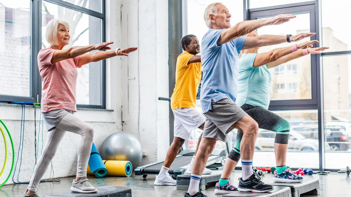 Долголетие и физическая культура. Пожилые люди занимаются спортом. Занятие спортом. Фитнес для пожилых. Пенсионеры занимаются спортом в зале.