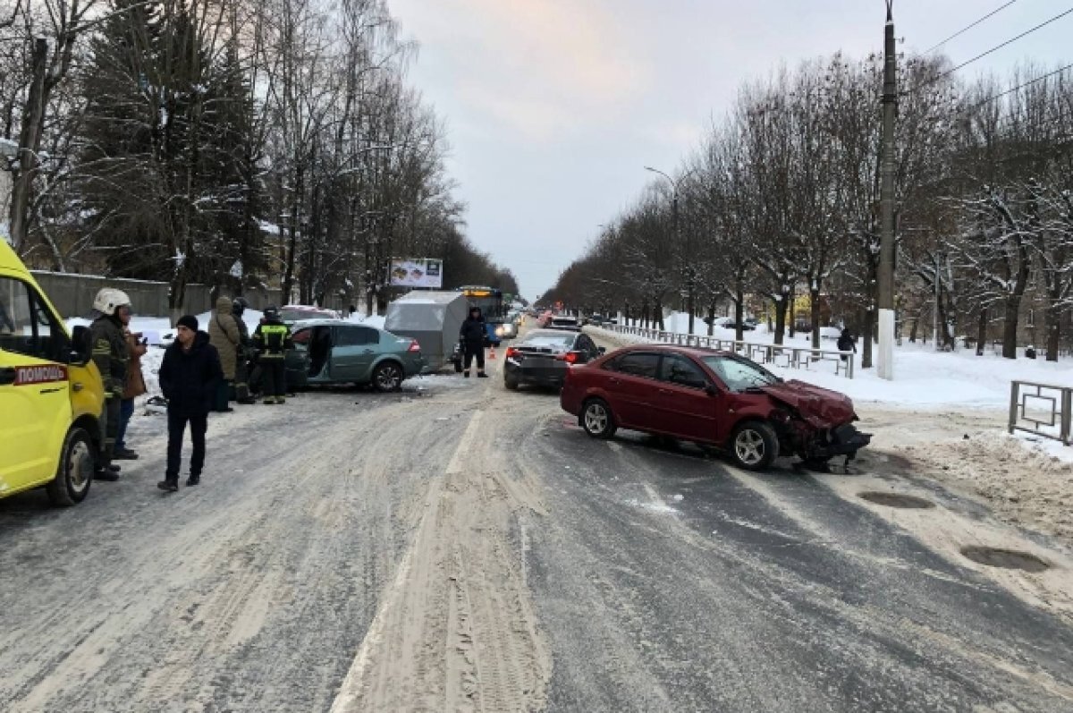 Два человека пострадали при столкновении трёх автомобилей в Твери | АиФ– Тверь | Дзен