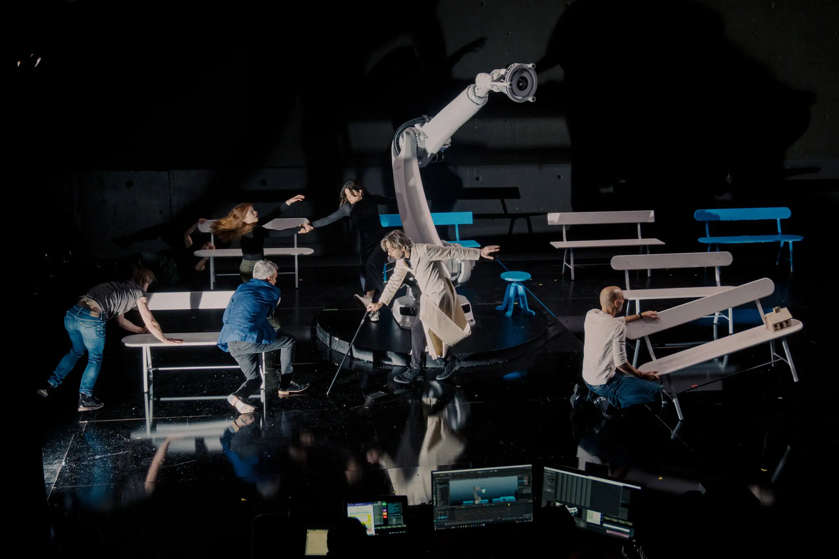 Михаил Барышников (в центре) на съемках спектакля «Сад» в Центре искусств имени Барышникова. Фото: Амир Хамджа